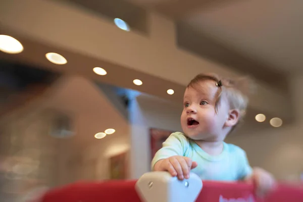 Lindo Bebé Jugando Con Juguetes Cama Móvil Dando Los Primeros — Foto de Stock