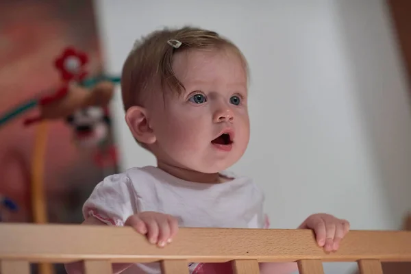 Lindo Bebé Año Jugando Con Juguetes Cama Mientras Los Primeros — Foto de Stock