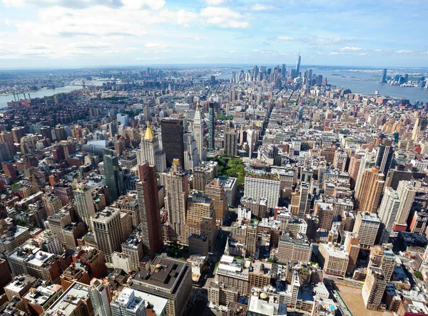 纽约城 曼哈顿的摩天大楼和蓝蓝的天空 白天的城市景观视图 — 图库照片