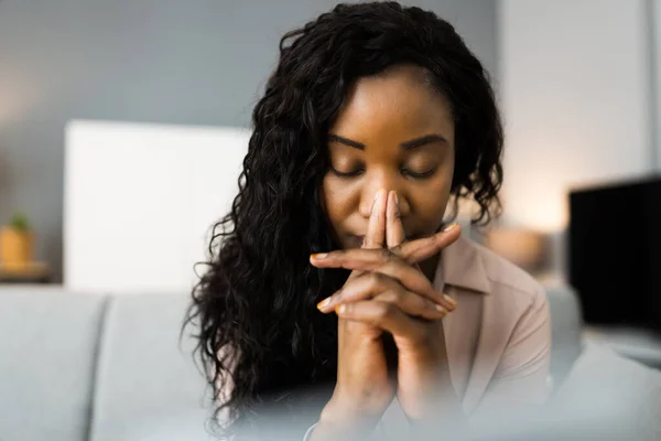 Afro Amerikaanse Vrouw Bidt God Zoek Naar Gebed — Stockfoto