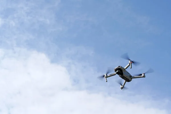 Drón Repül Levegőben Kék Fehér Felhőkkel — Stock Fotó