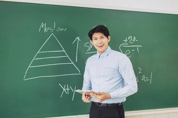 Young Smiling Teacher Standing Front Chalkboard — Stock Photo, Image