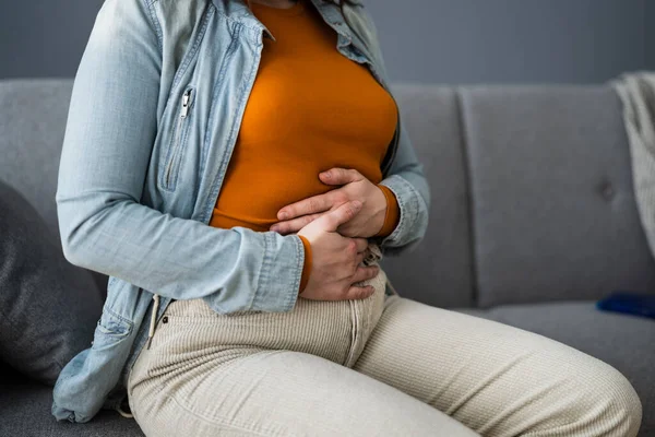 Frauen Leiden Unter Pms Oder Verdauungsverstopfung Magenproblem — Stockfoto