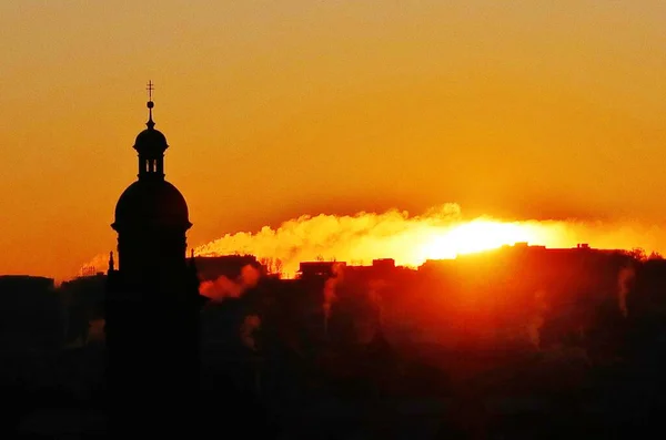 Silueta Una Hermosa Puesta Sol Sobre Ciudad — Foto de Stock