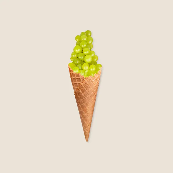 健康饮食的概念与绿色葡萄冰淇淋的照片操作在意大利面的背景 — 图库照片