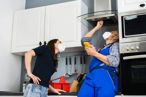 Electrical Repair Air Check Domestic Kitchen Face Mask — Stock Photo, Image