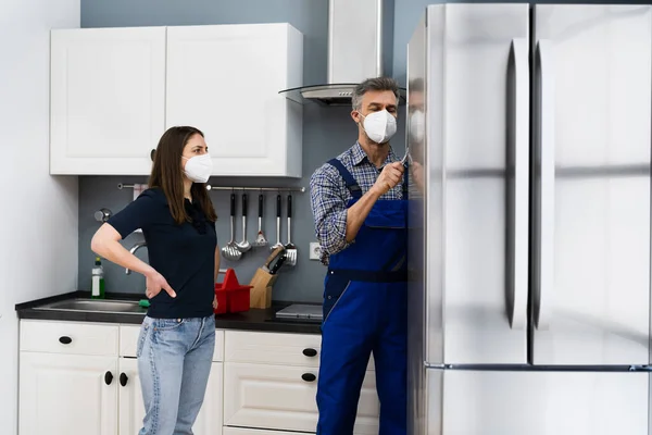 Serviço Reparação Geladeira Frigorífico Reparador Técnico Máscara Facial — Fotografia de Stock