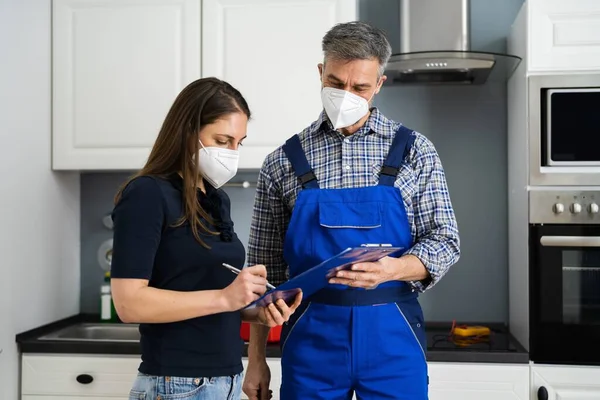 Encanador Handyman Cliente Com Contrato Serviço Área Transferência Máscara Facial — Fotografia de Stock