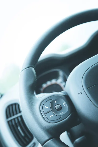 Primer Plano Volante Con Mando Distancia Tablero Borroso — Foto de Stock