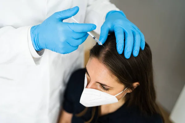 Haartherapie Injektion Durch Arzt Mit Spritze Gesichtsmaske — Stockfoto