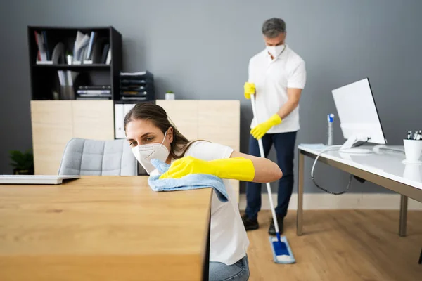 Hausmeister Reinigungskraft Frau Gesicht Maske Reinigung Schreibtisch — Stockfoto