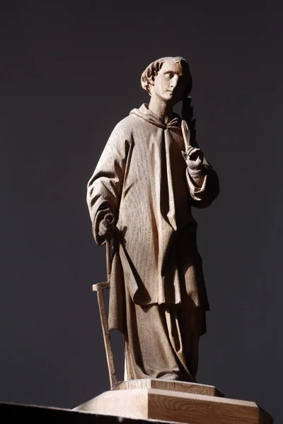 德国奥伯斯陶芬圣彼得和保罗教区教堂中的罗马圣劳伦斯雕像 — 图库照片