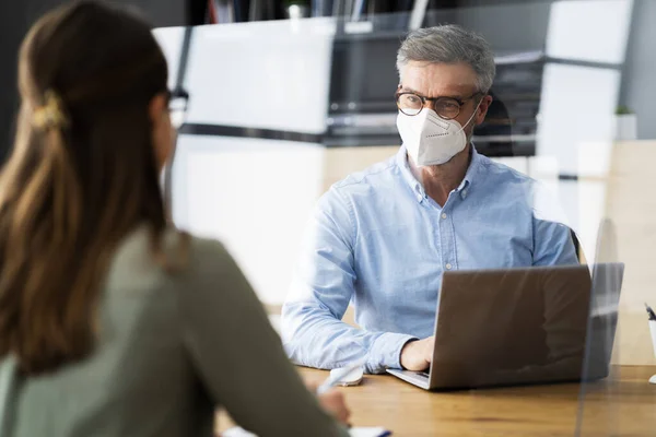 Nies Bewaker Sociale Afstand Ontmoeting Gezicht Masker — Stockfoto