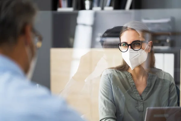 Business Consultant Verzekeringsadvocaat Ontmoeting Met Nies Guard Masker — Stockfoto