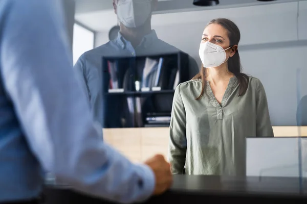 Hotelreceptie Counter Met Gezichtsmasker — Stockfoto