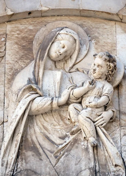 Bajorrelieve Que Representa Virgen María Con Niño Jesús Catedral Martino — Foto de Stock