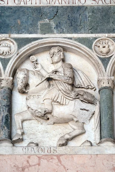 今年の月の労働を表す浅浮彫りの詳細 ルッカの聖マーティン大聖堂のポータル イタリア — ストック写真