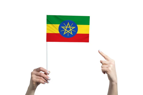 Een Mooie Vrouwelijke Hand Houdt Een Ethiopische Vlag Waar Vinger — Stockfoto