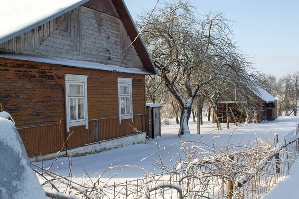 Altes Holzhaus Mit Neuschnee Bedeckt Unbewohnte Alte Gemütliche Winterhütte Einem — Stockfoto