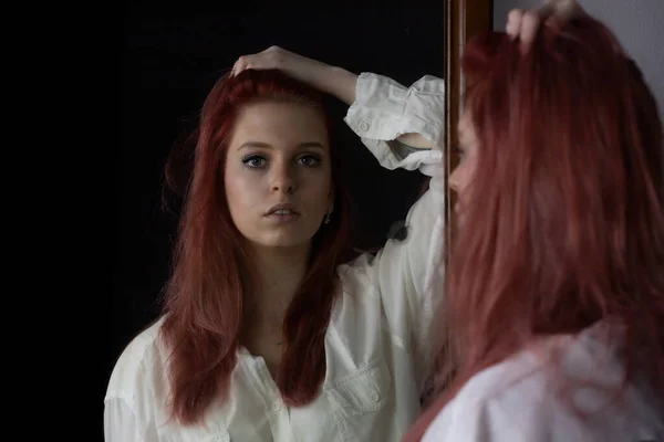 Красивая Рыжая Молодая Женщина Волосатыми Руками Смотрит Себя Зеркало Горизонтально — стоковое фото