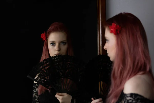 Jolie Jeune Femme Rousse Vêtements Flamenco Fan Regarde Dans Miroir — Photo