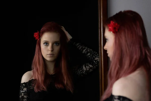 Привлекательная Рыжая Молодая Женщина Одежде Фламенко Рукой Волосах Смотрит Себя — стоковое фото