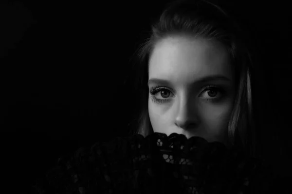 Чорно Білий Портрет Красивої Молодої Жінки Ховає Обличчя Вентилятором Горизонтально — стокове фото