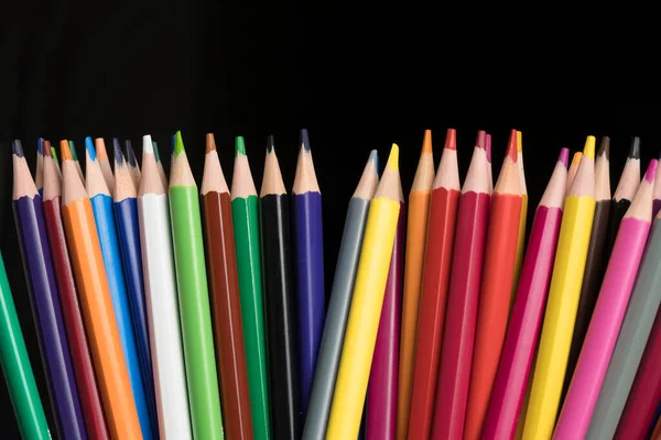 一套彩色铅笔 桌上有很多彩色铅笔 绘画及视觉艺术套件 — 图库照片