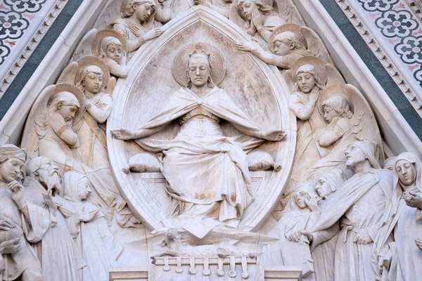 Vergine Maria Seduta Circondata Angeli Portale Della Cattedrale Santa Maria — Foto Stock