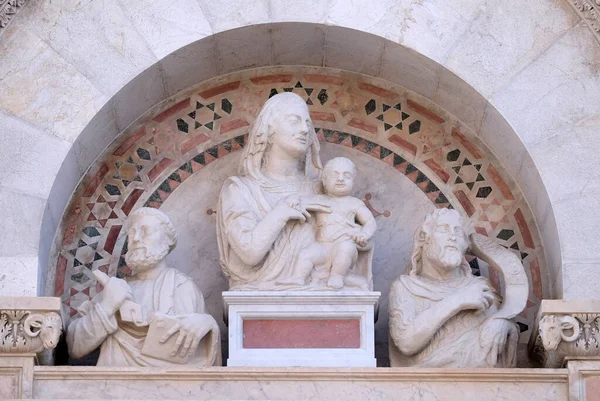 Szűz Mária Kis Jézussal Lunette Ajtó Felett Ferde Torony Katedrális — Stock Fotó