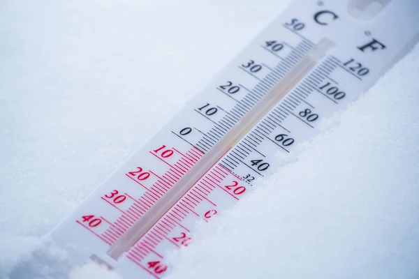 Termometern Ligger Snön Vintern Och Visar Negativ Temperatur Meteorologiska Förhållanden — Stockfoto