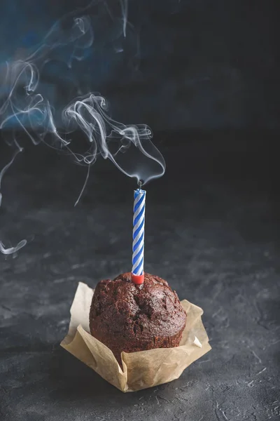 День Рождения Шоколадный Кекс Дымящейся Свечой Темно Бетонном Фоне — стоковое фото