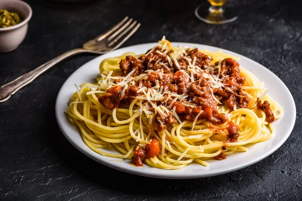 Espaguetis Con Salsa Boloñesa Queso Parmesano Rallado —  Fotos de Stock