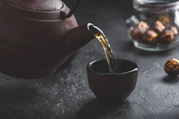 Bereiter Roter Tee Aus Eisenkessel Teeschüssel Gießen — Stockfoto