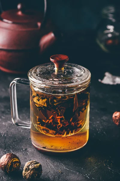 Красный Чай Стеклянной Кружке Колпачком — стоковое фото