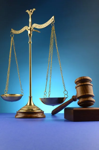 Закон Справедливость Themis Scales Книг Синем Фоне — стоковое фото