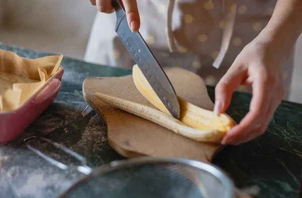 Halving Μπανάνα Μαχαίρι Κοντινό Πλάνο Άποψη Για Γυναικεία Χέρια Μαγείρεμα — Φωτογραφία Αρχείου