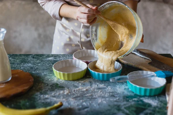 Mulher Derramando Massa Tigela Molde Cozimento Para Torta — Fotografia de Stock