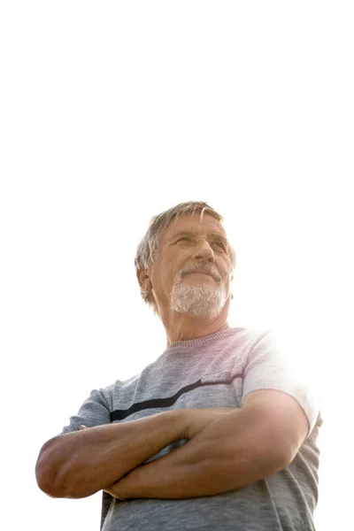Glad Senior Man Utomhus Mot Himlen Varm Sommardag — Stockfoto