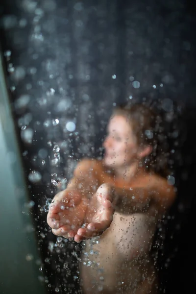 Mujer Bonita Joven Tomando Una Larga Ducha Caliente Baño Moderno —  Fotos de Stock