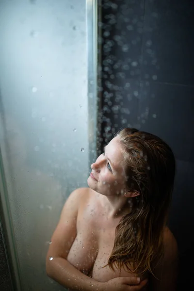 かなり若い女性がモダンなバスルームで長い熱いシャワーを浴びて — ストック写真