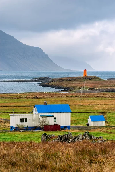 Reydarfjordur Στην Ανατολική Πλευρά Της Ισλανδίας Και Φάρος Μια Συννεφιασμένη — Φωτογραφία Αρχείου