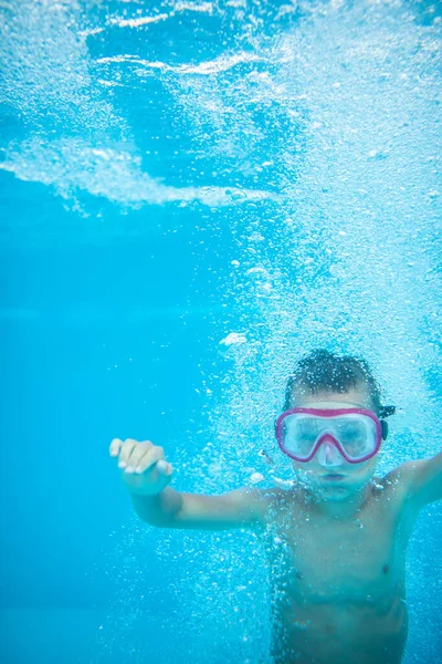 Милый Маленький Мальчик Бассейне Дайвинг Плавание Водой Весело — стоковое фото