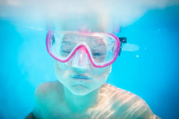 Lindo Niño Una Piscina Buceo Natación Bajo Agua Divertirse — Foto de Stock