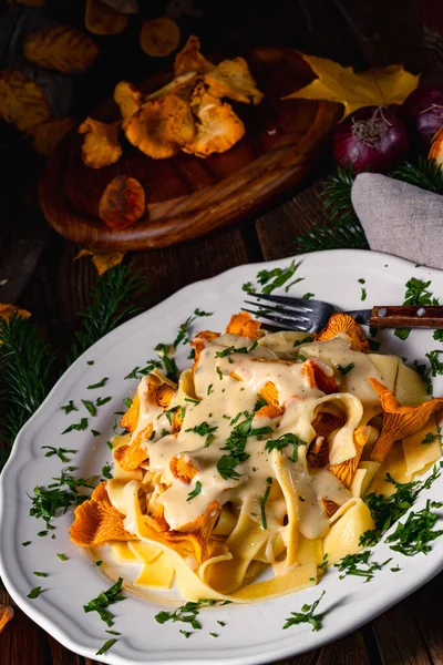 Tagliatelle Mit Frischen Pfifferlingen Pilzsoße — Stockfoto