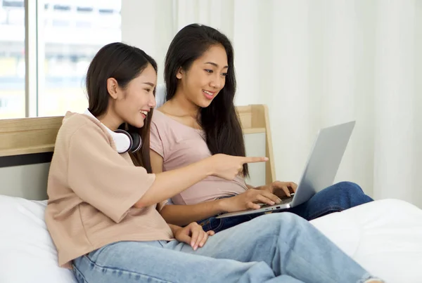 Jonge Aziatische Tiener Haar Vriendin Gebruiken Laptop Computer Het Bed — Stockfoto