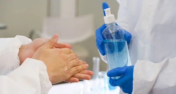 Epidemiologiska Forskare Virusskyddande Kläder Tvättar Händerna Med Alkoholgel Innan Försöket — Stockfoto