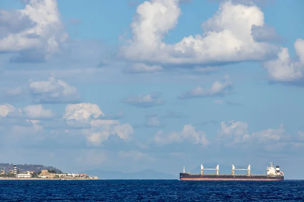 Teherhajó Közeli Capo Peloro Világítótorony Punta Del Faro Ban Messina — Stock Fotó