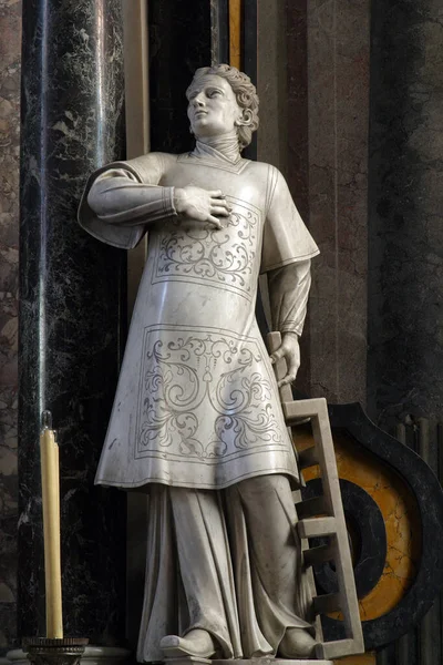 Statuia Fecioarei Maria Reginei Bisericii — Fotografie, imagine de stoc