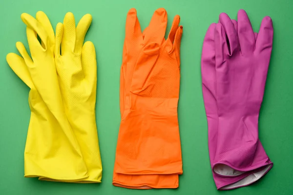 Τρία Ζευγάρια Λαστιχένια Γάντια Για Καθαρισμό Πράσινο Φόντο Πάνω Όψη — Φωτογραφία Αρχείου